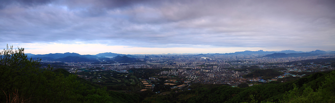 JPG 구름 하늘 산 서울 한국 파노라마 풍경 사람없음 야외 건물 도시 도심 숲 상쾌 남한산성 자연요소 건축물 감정 아시아 촬영기법 경기도 파일형식