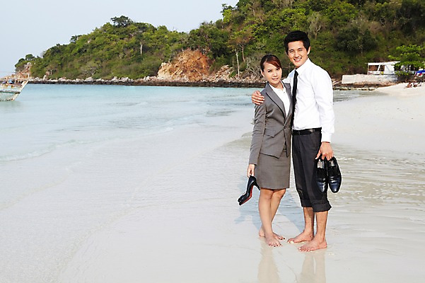 포토 JPG 전신 외국인 나무 식물 해외기획촬영 라이프스타일 여자 2011년태국 남자 바다 섬 포즈 비즈니스 안기 모션 미소 웃음 들기 사람 동양인 정장 상반신 20대 성인 해변 야외 두명 라이프 모래사장 다정 비즈니스맨 비즈니스우먼 동료 무인도 청년만 성인만 국내포토 옷 컨셉 관계 표정 인종 청년 생활 직장인 파일형식