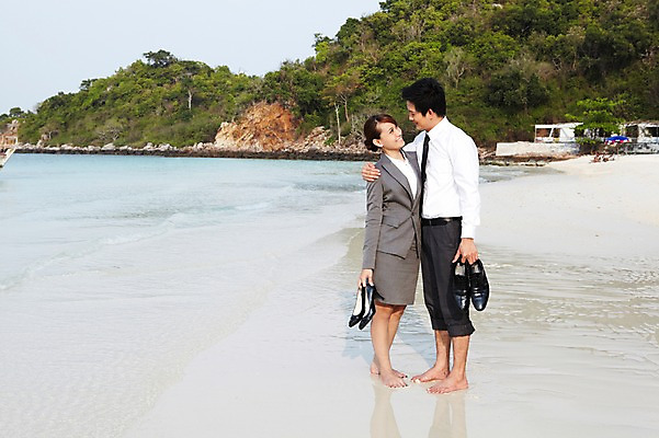 포토 JPG 전신 외국인 나무 식물 해외기획촬영 라이프스타일 여자 2011년태국 남자 바다 섬 포즈 비즈니스 안기 모션 미소 웃음 들기 사람 동양인 정장 상반신 20대 성인 해변 야외 두명 라이프 모래사장 다정 비즈니스맨 비즈니스우먼 동료 무인도 청년만 성인만 국내포토 옷 컨셉 관계 표정 인종 청년 생활 직장인 파일형식