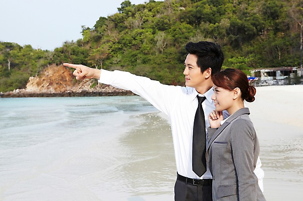 포토 JPG 외국인 나무 식물 해외기획촬영 라이프스타일 여자 2011년태국 남자 바다 섬 포즈 비즈니스 모션 미소 웃음 사람 동양인 정장 손짓 상반신 20대 성인 해변 야외 두명 라이프 모래사장 가리킴 비즈니스맨 비즈니스우먼 동료 무인도 청년만 성인만 국내포토 옷 관계 표정 인종 청년 생활 직장인 파일형식