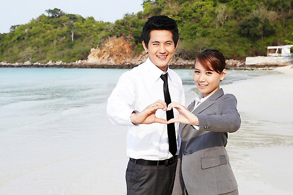 포토 JPG 외국인 나무 식물 해외기획촬영 라이프스타일 여자 2011년태국 남자 바다 섬 포즈 비즈니스 모션 미소 웃음 사람 동양인 정장 손짓 상반신 20대 성인 해변 야외 두명 라이프 모래사장 다정 하트 비즈니스맨 비즈니스우먼 동료 무인도 손하트 청년만 성인만 국내포토 모양 옷 컨셉 관계 표정 인종 청년 생활 직장인 파일형식