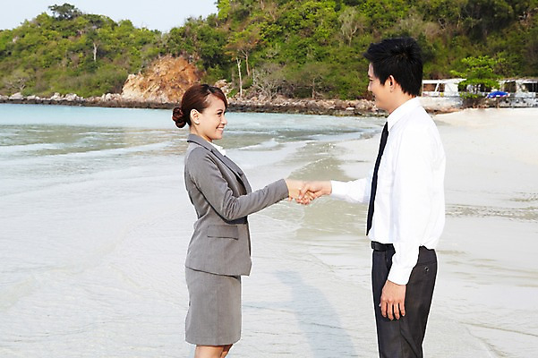 포토 JPG 외국인 나무 식물 해외기획촬영 라이프스타일 여자 2011년태국 남자 바다 섬 포즈 비즈니스 모션 악수 미소 웃음 사람 동양인 정장 손짓 상반신 20대 성인 해변 야외 두명 라이프 모래사장 거래 비즈니스맨 비즈니스우먼 동료 무인도 청년만 성인만 국내포토 옷 관계 표정 인종 청년 생활 직장인 파일형식