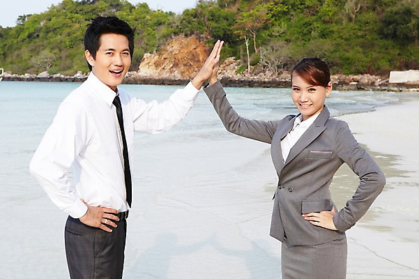 포토 JPG 외국인 나무 식물 해외기획촬영 라이프스타일 여자 2011년태국 남자 바다 섬 허리손 포즈 비즈니스 모션 협력 미소 웃음 사람 동양인 정장 손짓 상반신 20대 성인 해변 야외 두명 라이프 모래사장 도움 비즈니스맨 비즈니스우먼 동료 무인도 하이파이브 청년만 성인만 국내포토 옷 컨셉 관계 표정 인종 청년 생활 직장인 파일형식