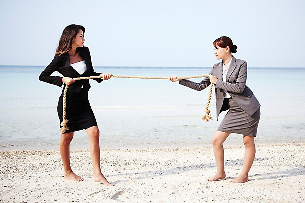 포토 JPG 전신 서양인 외국인 해외기획촬영 라이프스타일 여자 2011년태국 바다 섬 포즈 비즈니스 모션 들기 사람 동양인 정장 20대 성인 해변 야외 두명 라이프 모래사장 비즈니스우먼 동료 무인도 줄다리기 여자만 성인여자만 청년만 청년여자만 성인만 국내포토 옷 관계 놀이 인종 청년 생활 직장인 파일형식