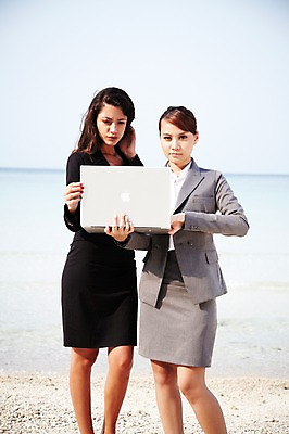 포토 JPG 서양인 외국인 해외기획촬영 라이프스타일 여자 2011년태국 바다 섬 포즈 비즈니스 모션 들기 사람 동양인 정장 20대 성인 해변 야외 두명 라이프 노트북 컴퓨터 모래사장 비즈니스우먼 동료 무인도 줄다리기 여자만 성인여자만 청년만 청년여자만 성인만 국내포토 옷 관계 놀이 인종 청년 생활 전자제품 직장인 파일형식