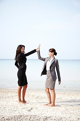 포토 JPG 주간 전신 서양인 외국인 해외기획촬영 라이프스타일 여자 2011년태국 바다 섬 포즈 비즈니스 모션 협력 서기 사람 동양인 정장 손짓 20대 성인 해변 야외 두명 라이프 모래사장 도움 비즈니스우먼 동료 무인도 하이파이브 여자만 성인여자만 청년만 청년여자만 성인만 국내포토 자연요소 옷 컨셉 관계 인종 청년 생활 직장인 파일형식