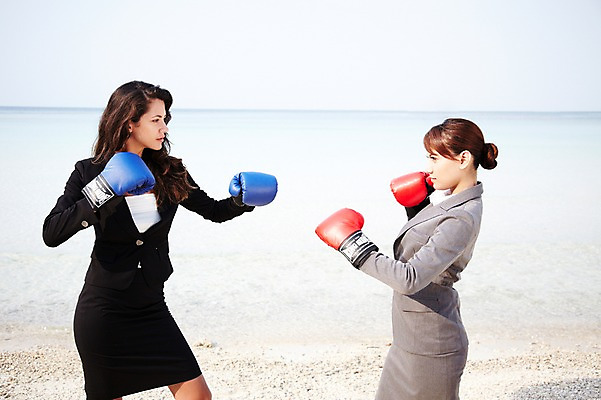 포토 JPG 주간 서양인 외국인 해외기획촬영 라이프스타일 여자 2011년태국 바다 섬 포즈 비즈니스 모션 서기 사람 동양인 정장 상반신 20대 성인 해변 야외 두명 라이프 모래사장 경쟁 권투 권투글러브 비즈니스우먼 동료 무인도 싸움 권투용품 여자만 성인여자만 청년만 청년여자만 성인만 국내포토 자연요소 옷 스포츠용품 컨셉 관계 인종 청년 생활 격투기 글러브 직장인 파일형식