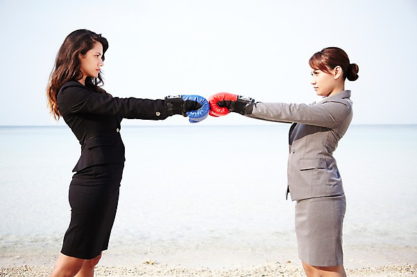 포토 JPG 주간 서양인 외국인 해외기획촬영 라이프스타일 여자 2011년태국 바다 섬 포즈 비즈니스 모션 서기 사람 동양인 정장 상반신 20대 성인 해변 야외 두명 라이프 옆모습 모래사장 경쟁 권투 권투글러브 비즈니스우먼 동료 무인도 싸움 권투용품 여자만 성인여자만 청년만 청년여자만 성인만 국내포토 자연요소 옷 스포츠용품 뷰포인트 컨셉 관계 인종 청년 생활 격투기 글러브 직장인 파일형식