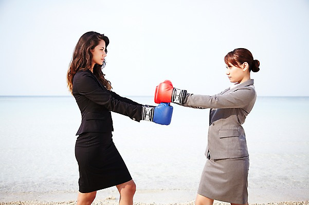 포토 JPG 주간 서양인 외국인 해외기획촬영 라이프스타일 여자 2011년태국 바다 섬 포즈 비즈니스 모션 서기 사람 동양인 정장 상반신 20대 성인 해변 야외 두명 라이프 옆모습 모래사장 경쟁 권투 권투글러브 비즈니스우먼 동료 무인도 싸움 권투용품 여자만 성인여자만 청년만 청년여자만 성인만 국내포토 자연요소 옷 스포츠용품 뷰포인트 컨셉 관계 인종 청년 생활 격투기 글러브 직장인 파일형식