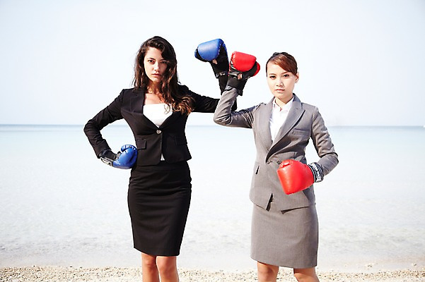 포토 JPG 주간 서양인 외국인 해외기획촬영 라이프스타일 여자 2011년태국 바다 섬 포즈 비즈니스 모션 서기 사람 동양인 정장 상반신 20대 성인 해변 야외 두명 라이프 모래사장 경쟁 권투 권투글러브 비즈니스우먼 동료 무인도 싸움 권투용품 여자만 성인여자만 청년만 청년여자만 성인만 국내포토 자연요소 옷 스포츠용품 컨셉 관계 인종 청년 생활 격투기 글러브 직장인 파일형식