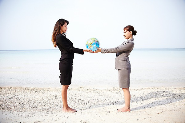 포토 JPG 주간 전신 서양인 외국인 해외기획촬영 라이프스타일 여자 2011년태국 바다 섬 포즈 비즈니스 모션 서기 들기 사람 동양인 정장 20대 성인 해변 야외 두명 라이프 옆모습 모래사장 글로벌 지구본 글로벌비즈니스 비즈니스우먼 동료 무인도 여자만 성인여자만 청년만 청년여자만 성인만 국내포토 자연요소 옷 뷰포인트 관계 인종 청년 생활 직장인 파일형식