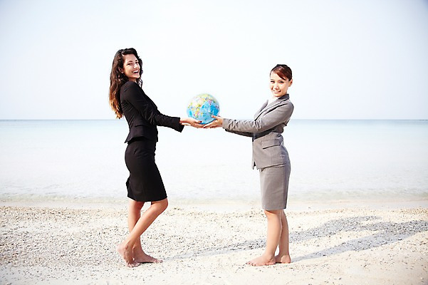 포토 JPG 주간 전신 서양인 외국인 해외기획촬영 라이프스타일 여자 2011년태국 바다 섬 포즈 비즈니스 모션 그림자 서기 미소 웃음 들기 사람 동양인 정장 20대 성인 해변 야외 두명 라이프 모래사장 글로벌 지구본 글로벌비즈니스 비즈니스우먼 동료 무인도 여자만 성인여자만 청년만 청년여자만 성인만 국내포토 자연요소 옷 관계 표정 인종 청년 생활 직장인 파일형식