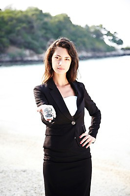 포토 JPG 주간 서양인 외국인 나무 식물 해외기획촬영 라이프스타일 여자 2011년태국 바다 섬 허리손 포즈 비즈니스 모션 한명 서기 들기 사람 정장 손짓 상반신 20대 성인 해변 야외 라이프 모래사장 비즈니스우먼 나침반 무인도 여자만 여자한명만 성인여자만 청년만 청년여자만 성인한명만 청년여자한명만 성인여자한명만 성인만 국내포토 자연요소 1 옷 인종 청년 생활 직장인 파일형식