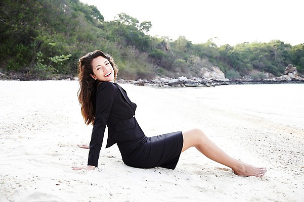포토 JPG 주간 전신 서양인 외국인 나무 식물 해외기획촬영 라이프스타일 여자 2011년태국 바다 섬 포즈 비즈니스 모션 휴식 한명 미소 웃음 사람 앉기 정장 20대 성인 해변 야외 라이프 모래사장 비즈니스우먼 무인도 여자만 여자한명만 성인여자만 청년만 청년여자만 성인한명만 청년여자한명만 성인여자한명만 성인만 국내포토 자연요소 1 옷 컨셉 표정 인종 청년 생활 직장인 파일형식
