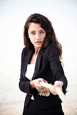 포토 JPG 주간 서양인 외국인 해외기획촬영 라이프스타일 여자 2011년태국 줄 바다 섬 포즈 비즈니스 모션 한명 서기 사람 정장 상반신 20대 성인 해변 야외 라이프 모래사장 경쟁 끈 비즈니스우먼 무인도 줄다리기 여자만 여자한명만 성인여자만 청년만 청년여자만 성인한명만 청년여자한명만 성인여자한명만 성인만 국내포토 자연요소 1 옷 컨셉 놀이 인종 청년 생활 직장인 파일형식