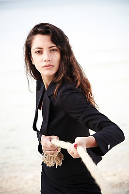 포토 JPG 주간 서양인 외국인 해외기획촬영 라이프스타일 여자 2011년태국 줄 바다 섬 포즈 비즈니스 모션 한명 서기 사람 정장 상반신 20대 성인 해변 야외 라이프 모래사장 경쟁 끈 비즈니스우먼 무인도 줄다리기 여자만 여자한명만 성인여자만 청년만 청년여자만 성인한명만 청년여자한명만 성인여자한명만 성인만 국내포토 자연요소 1 옷 컨셉 놀이 인종 청년 생활 직장인 파일형식