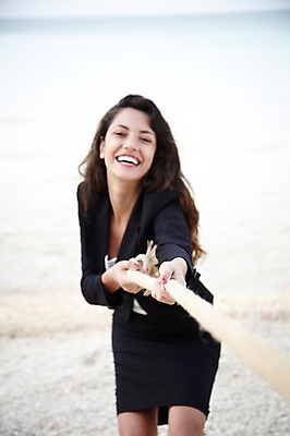 포토 JPG 주간 서양인 외국인 해외기획촬영 라이프스타일 여자 2011년태국 줄 바다 섬 포즈 비즈니스 모션 한명 서기 미소 웃음 사람 정장 상반신 20대 성인 해변 야외 라이프 모래사장 경쟁 끈 비즈니스우먼 무인도 줄다리기 여자만 여자한명만 성인여자만 청년만 청년여자만 성인한명만 청년여자한명만 성인여자한명만 성인만 국내포토 자연요소 1 옷 컨셉 놀이 표정 인종 청년 생활 직장인 파일형식