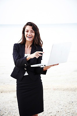 포토 JPG 주간 서양인 외국인 해외기획촬영 라이프스타일 여자 2011년태국 바다 섬 포즈 비즈니스 모션 한명 서기 미소 웃음 사람 정장 손짓 상반신 20대 성인 해변 야외 라이프 노트북 컴퓨터 모래사장 가리킴 비즈니스우먼 무인도 여자만 여자한명만 성인여자만 청년만 청년여자만 성인한명만 청년여자한명만 성인여자한명만 성인만 국내포토 자연요소 1 옷 표정 인종 청년 생활 전자제품 직장인 파일형식