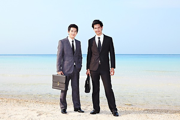 포토 JPG 주간 전신 서양인 외국인 해외기획촬영 라이프스타일 2011년태국 남자 바다 섬 포즈 비즈니스 모션 서기 미소 웃음 들기 사람 동양인 정장 20대 성인 해변 야외 두명 라이프 모래사장 비즈니스맨 동료 무인도 남자만 성인남자만 청년만 청년남자만 성인만 국내포토 자연요소 옷 관계 표정 인종 청년 생활 직장인 파일형식