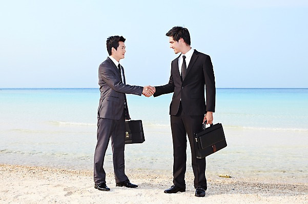 포토 JPG 주간 전신 서양인 외국인 해외기획촬영 라이프스타일 2011년태국 남자 바다 섬 포즈 비즈니스 모션 악수 서기 미소 웃음 들기 사람 동양인 정장 손짓 20대 성인 해변 야외 두명 라이프 모래사장 거래 비즈니스맨 동료 무인도 남자만 성인남자만 청년만 청년남자만 성인만 국내포토 자연요소 옷 관계 표정 인종 청년 생활 직장인 파일형식