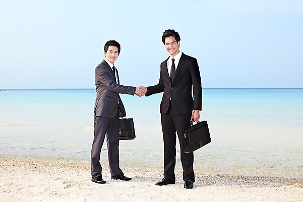포토 JPG 주간 전신 서양인 외국인 해외기획촬영 라이프스타일 2011년태국 남자 바다 섬 포즈 비즈니스 모션 악수 서기 미소 웃음 들기 사람 동양인 정장 손짓 20대 성인 해변 야외 두명 라이프 모래사장 거래 비즈니스맨 동료 무인도 남자만 성인남자만 청년만 청년남자만 성인만 국내포토 자연요소 옷 관계 표정 인종 청년 생활 직장인 파일형식