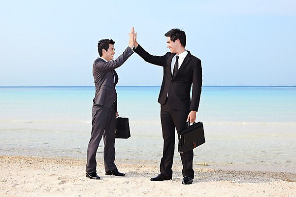 포토 JPG 주간 전신 서양인 외국인 해외기획촬영 라이프스타일 2011년태국 남자 바다 섬 포즈 비즈니스 모션 협력 서기 미소 웃음 들기 사람 동양인 정장 손짓 20대 성인 해변 야외 두명 라이프 모래사장 도움 비즈니스맨 동료 무인도 하이파이브 남자만 성인남자만 청년만 청년남자만 성인만 국내포토 자연요소 옷 컨셉 관계 표정 인종 청년 생활 직장인 파일형식