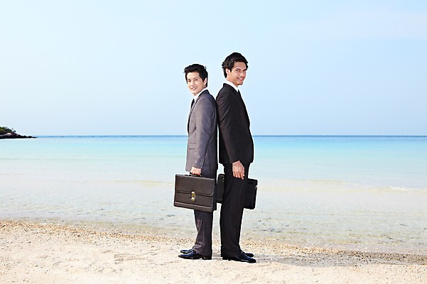 포토 JPG 주간 전신 서양인 외국인 해외기획촬영 라이프스타일 2011년태국 남자 바다 섬 포즈 비즈니스 모션 서기 미소 웃음 들기 사람 동양인 정장 20대 성인 해변 야외 두명 라이프 모래사장 등맞대기 비즈니스맨 동료 무인도 남자만 성인남자만 청년만 청년남자만 성인만 국내포토 자연요소 옷 관계 표정 인종 청년 생활 직장인 파일형식