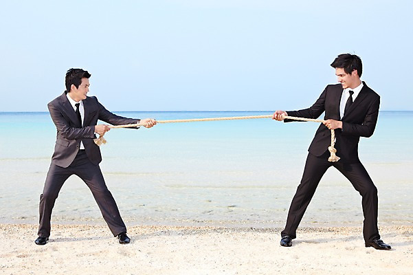 포토 JPG 주간 전신 서양인 외국인 해외기획촬영 라이프스타일 2011년태국 남자 줄 바다 섬 포즈 비즈니스 모션 서기 사람 동양인 정장 20대 성인 해변 야외 두명 라이프 모래사장 경쟁 끈 비즈니스맨 동료 무인도 줄다리기 남자만 성인남자만 청년만 청년남자만 성인만 국내포토 자연요소 옷 컨셉 관계 놀이 인종 청년 생활 직장인 파일형식