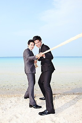 포토 JPG 주간 전신 서양인 외국인 해외기획촬영 라이프스타일 2011년태국 남자 줄 바다 섬 포즈 비즈니스 모션 서기 사람 동양인 정장 20대 성인 해변 야외 두명 라이프 모래사장 경쟁 끈 비즈니스맨 동료 무인도 줄다리기 남자만 성인남자만 청년만 청년남자만 성인만 국내포토 자연요소 옷 컨셉 관계 놀이 인종 청년 생활 직장인 파일형식