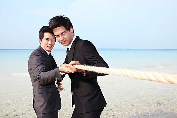 포토 JPG 주간 서양인 외국인 해외기획촬영 라이프스타일 2011년태국 남자 줄 바다 섬 포즈 비즈니스 모션 서기 사람 동양인 정장 상반신 20대 성인 해변 야외 두명 라이프 모래사장 경쟁 끈 비즈니스맨 동료 무인도 줄다리기 남자만 성인남자만 청년만 청년남자만 성인만 국내포토 자연요소 옷 컨셉 관계 놀이 인종 청년 생활 직장인 파일형식