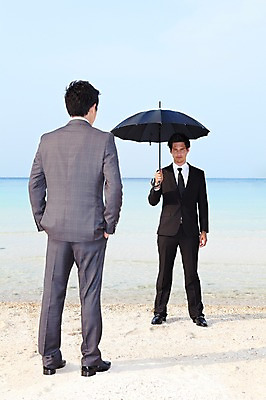 포토 JPG 주간 전신 서양인 외국인 해외기획촬영 라이프스타일 2011년태국 남자 바다 섬 포즈 우산 비즈니스 모션 서기 들기 사람 동양인 정장 20대 성인 해변 야외 두명 라이프 뒷모습 모래사장 비즈니스맨 동료 무인도 남자만 성인남자만 청년만 청년남자만 성인만 국내포토 자연요소 옷 뷰포인트 관계 인종 청년 생활 직장인 파일형식