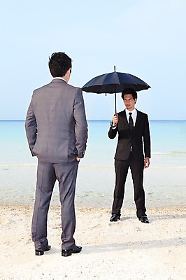 포토 JPG 주간 전신 서양인 외국인 해외기획촬영 라이프스타일 2011년태국 남자 바다 섬 포즈 우산 비즈니스 모션 서기 들기 사람 동양인 정장 20대 성인 해변 야외 두명 라이프 뒷모습 모래사장 비즈니스맨 동료 무인도 남자만 성인남자만 청년만 청년남자만 성인만 국내포토 자연요소 옷 뷰포인트 관계 인종 청년 생활 직장인 파일형식