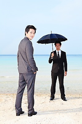 포토 JPG 주간 전신 서양인 외국인 해외기획촬영 라이프스타일 2011년태국 남자 바다 섬 포즈 우산 비즈니스 모션 서기 들기 사람 동양인 정장 20대 성인 해변 야외 두명 라이프 모래사장 비즈니스맨 뒤돌아보기 동료 무인도 남자만 성인남자만 청년만 청년남자만 성인만 국내포토 자연요소 옷 관계 인종 청년 생활 직장인 파일형식