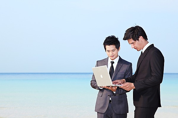 포토 JPG 주간 서양인 외국인 해외기획촬영 라이프스타일 2011년태국 남자 바다 섬 포즈 비즈니스 모션 서기 미소 웃음 들기 사람 동양인 정장 20대 성인 해변 야외 두명 라이프 노트북 컴퓨터 모래사장 비즈니스맨 동료 무인도 남자만 성인남자만 청년만 청년남자만 성인만 국내포토 자연요소 옷 관계 표정 인종 청년 생활 전자제품 직장인 파일형식