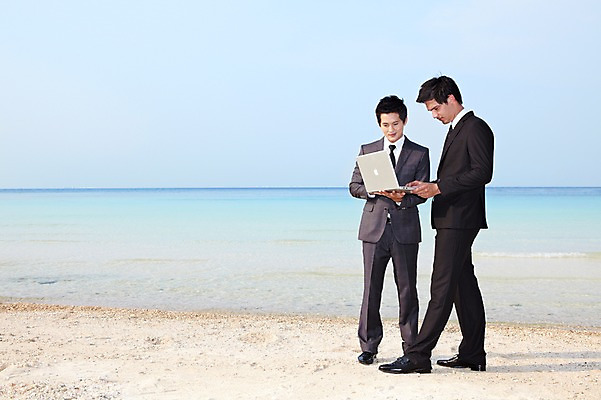 포토 JPG 주간 전신 서양인 외국인 해외기획촬영 라이프스타일 2011년태국 남자 바다 섬 포즈 비즈니스 모션 서기 미소 웃음 들기 사람 동양인 정장 20대 성인 해변 야외 두명 라이프 노트북 컴퓨터 모래사장 비즈니스맨 동료 무인도 남자만 성인남자만 청년만 청년남자만 성인만 국내포토 자연요소 옷 관계 표정 인종 청년 생활 전자제품 직장인 파일형식