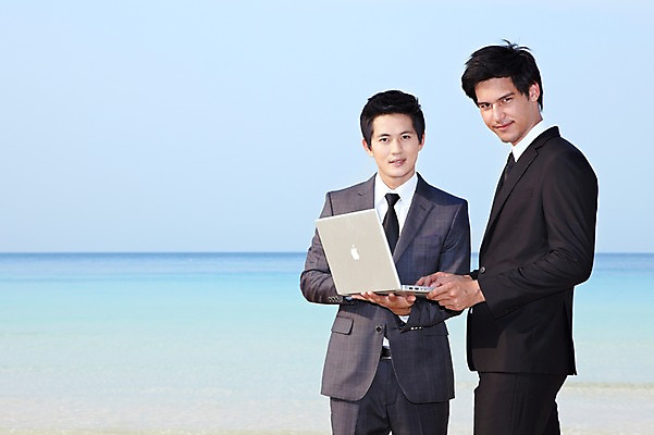 포토 JPG 주간 서양인 외국인 해외기획촬영 라이프스타일 2011년태국 남자 바다 섬 포즈 비즈니스 모션 서기 미소 웃음 들기 사람 동양인 정장 상반신 20대 성인 해변 야외 두명 라이프 노트북 컴퓨터 모래사장 비즈니스맨 동료 무인도 남자만 성인남자만 청년만 청년남자만 성인만 국내포토 자연요소 옷 관계 표정 인종 청년 생활 전자제품 직장인 파일형식