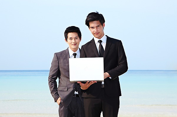 포토 JPG 주간 서양인 외국인 해외기획촬영 라이프스타일 2011년태국 남자 바다 섬 포즈 비즈니스 모션 서기 미소 웃음 들기 사람 동양인 정장 상반신 20대 성인 해변 야외 두명 라이프 노트북 컴퓨터 모래사장 비즈니스맨 동료 무인도 남자만 성인남자만 청년만 청년남자만 성인만 국내포토 자연요소 옷 관계 표정 인종 청년 생활 전자제품 직장인 파일형식