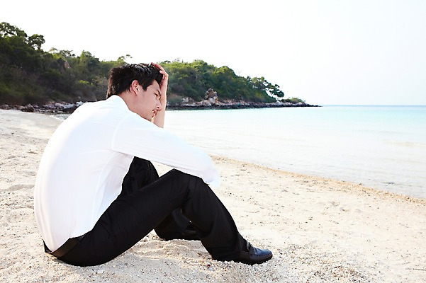 포토 JPG 주간 전신 서양인 외국인 나무 식물 해외기획촬영 라이프스타일 2011년태국 남자 바다 섬 포즈 비즈니스 모션 휴식 피곤 고개숙이기 한명 사람 앉기 정장 20대 성인 해변 야외 라이프 모래사장 비즈니스맨 좌절 괴로움 무인도 남자만 남자한명만 성인남자만 청년만 청년남자만 청년남자한명만 성인한명만 성인남자한명만 성인만 주저앉기 국내포토 자연요소 1 옷 감정 컨셉 숙이기 인종 청년 생활 직장인 파일형식