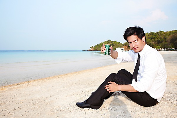 포토 JPG 주간 전신 서양인 외국인 나무 식물 해외기획촬영 라이프스타일 2011년태국 남자 바다 섬 포즈 비즈니스 휴식 맥주 주류 한명 웃음 들기 사람 앉기 정장 20대 성인 해변 야외 라이프 모래사장 비즈니스맨 무인도 캔맥주 남자만 남자한명만 성인남자만 청년만 청년남자만 청년남자한명만 성인한명만 성인남자한명만 성인만 국내포토 자연요소 1 옷 음료 컨셉 모션 표정 인종 청년 생활 직장인 캔 파일형식