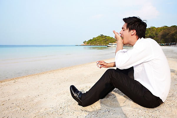 포토 JPG 주간 전신 서양인 외국인 나무 식물 해외기획촬영 라이프스타일 2011년태국 남자 바다 섬 포즈 비즈니스 모션 휴식 피곤 한명 사람 앉기 정장 20대 성인 해변 야외 라이프 모래사장 알약 약 비즈니스맨 약병 무인도 선박 남자만 남자한명만 성인남자만 청년만 청년남자만 청년남자한명만 성인한명만 성인남자한명만 성인만 국내포토 자연요소 1 옷 컨셉 수상교통 의학 인종 청년 생활 직장인 병_담는 파일형식