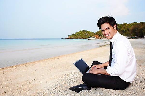 포토 JPG 주간 전신 서양인 외국인 나무 식물 해외기획촬영 라이프스타일 2011년태국 남자 바다 섬 포즈 비즈니스 모션 휴식 한명 미소 웃음 들기 사람 앉기 정장 20대 성인 해변 야외 라이프 노트북 컴퓨터 모래사장 업무 비즈니스맨 작업실 무인도 선박 남자만 남자한명만 성인남자만 청년만 청년남자만 청년남자한명만 성인한명만 성인남자한명만 성인만 국내포토 자연요소 1 옷 컨셉 수상교통 표정 인종 청년 생활 전자제품 작업 직장인 파일형식
