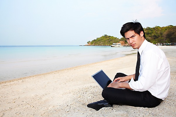 포토 JPG 주간 전신 서양인 외국인 나무 식물 해외기획촬영 라이프스타일 2011년태국 남자 바다 섬 포즈 비즈니스 모션 휴식 한명 들기 사람 앉기 정장 20대 성인 해변 야외 라이프 노트북 컴퓨터 모래사장 업무 비즈니스맨 작업실 무인도 선박 남자만 남자한명만 성인남자만 청년만 청년남자만 청년남자한명만 성인한명만 성인남자한명만 성인만 국내포토 자연요소 1 옷 컨셉 수상교통 인종 청년 생활 전자제품 작업 직장인 파일형식