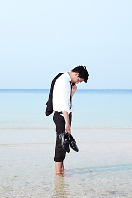 포토 JPG 주간 전신 서양인 외국인 해외기획촬영 라이프스타일 2011년태국 남자 바다 섬 포즈 비즈니스 모션 휴식 피곤 고개숙이기 한명 서기 들기 사람 정장 20대 성인 해변 야외 라이프 옆모습 모래사장 비즈니스맨 좌절 괴로움 무인도 남자만 남자한명만 성인남자만 청년만 청년남자만 청년남자한명만 성인한명만 성인남자한명만 성인만 국내포토 자연요소 1 옷 감정 뷰포인트 컨셉 숙이기 인종 청년 생활 직장인 파일형식