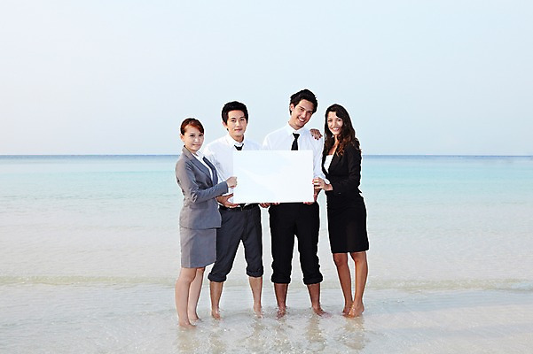 포토 JPG 주간 전신 서양인 외국인 해외기획촬영 라이프스타일 배너 여자 2011년태국 남자 바다 섬 포즈 비즈니스 휴식 안내 사각프레임 광고판 알림판 서기 웃음 들기 사람 동양인 정장 여러명 20대 성인 해변 야외 라이프 모래사장 비즈니스맨 비즈니스우먼 알림 무인도 청년만 성인만 국내포토 자연요소 옷 다수 컨셉 모션 프레임 표정 인종 청년 생활 사각형 직장인 판 파일형식