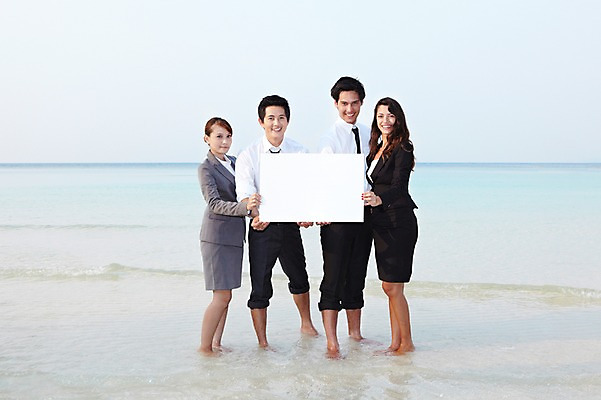 포토 JPG 주간 전신 서양인 외국인 해외기획촬영 라이프스타일 배너 여자 2011년태국 남자 바다 섬 포즈 비즈니스 휴식 안내 사각프레임 광고판 알림판 서기 웃음 들기 사람 동양인 정장 여러명 20대 성인 해변 야외 라이프 모래사장 비즈니스맨 비즈니스우먼 알림 무인도 청년만 성인만 국내포토 자연요소 옷 다수 컨셉 모션 프레임 표정 인종 청년 생활 사각형 직장인 판 파일형식