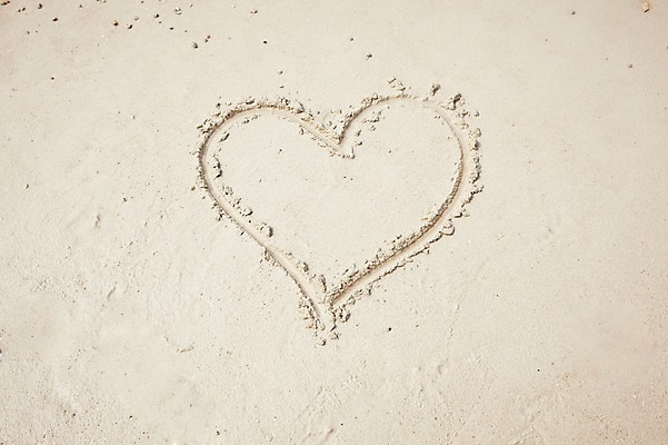 포토 JPG 모양 사계절 계절 모래 바다 섬 풍경 해변 사람없음 야외 여름 모래사장 하트 그림 무인도 국내포토 파일형식