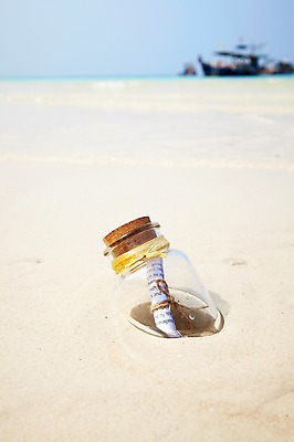 포토 JPG 사계절 계절 바다 섬 유리병 풍경 해변 사람없음 야외 여름 모래사장 편지 오브젝트 무인도 유리병편지 선박 국내포토 수상교통 병_용기 파일형식