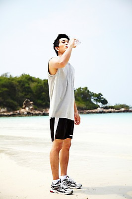 포토 JPG 주간 전신 외국인 나무 식물 해외기획촬영 라이프스타일 2011년태국 남자 바다 포즈 모션 건강 한명 서기 들기 사람 동양인 20대 성인 해변 야외 라이프 물 운동복 모래사장 운동 건강관리 목표 물통 물병 물마시기 남자만 남자한명만 성인남자만 청년만 청년남자만 청년남자한명만 성인한명만 성인남자한명만 성인만 국내포토 자연요소 1 옷 컨셉 관리 인종 청년 생활 마시기 파일형식