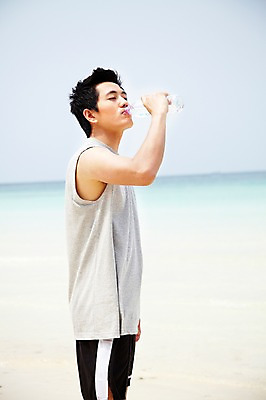 포토 JPG 주간 외국인 해외기획촬영 라이프스타일 2011년태국 남자 바다 포즈 모션 건강 한명 서기 들기 사람 동양인 상반신 20대 성인 해변 야외 라이프 물 운동복 모래사장 운동 건강관리 목표 물통 물병 물마시기 남자만 남자한명만 성인남자만 청년만 청년남자만 청년남자한명만 성인한명만 성인남자한명만 성인만 국내포토 자연요소 1 옷 컨셉 관리 인종 청년 생활 마시기 파일형식