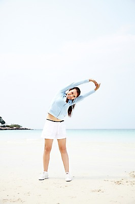 포토 JPG 주간 전신 외국인 해외기획촬영 라이프스타일 여자 2011년태국 바다 포즈 모션 건강 한명 서기 사람 동양인 20대 성인 해변 야외 라이프 운동복 모래사장 운동 건강관리 스트레칭 목표 의료성형뷰티 여자만 여자한명만 성인여자만 청년만 청년여자만 성인한명만 청년여자한명만 성인여자한명만 성인만 국내포토 자연요소 1 옷 컨셉 관리 인종 청년 생활 파일형식